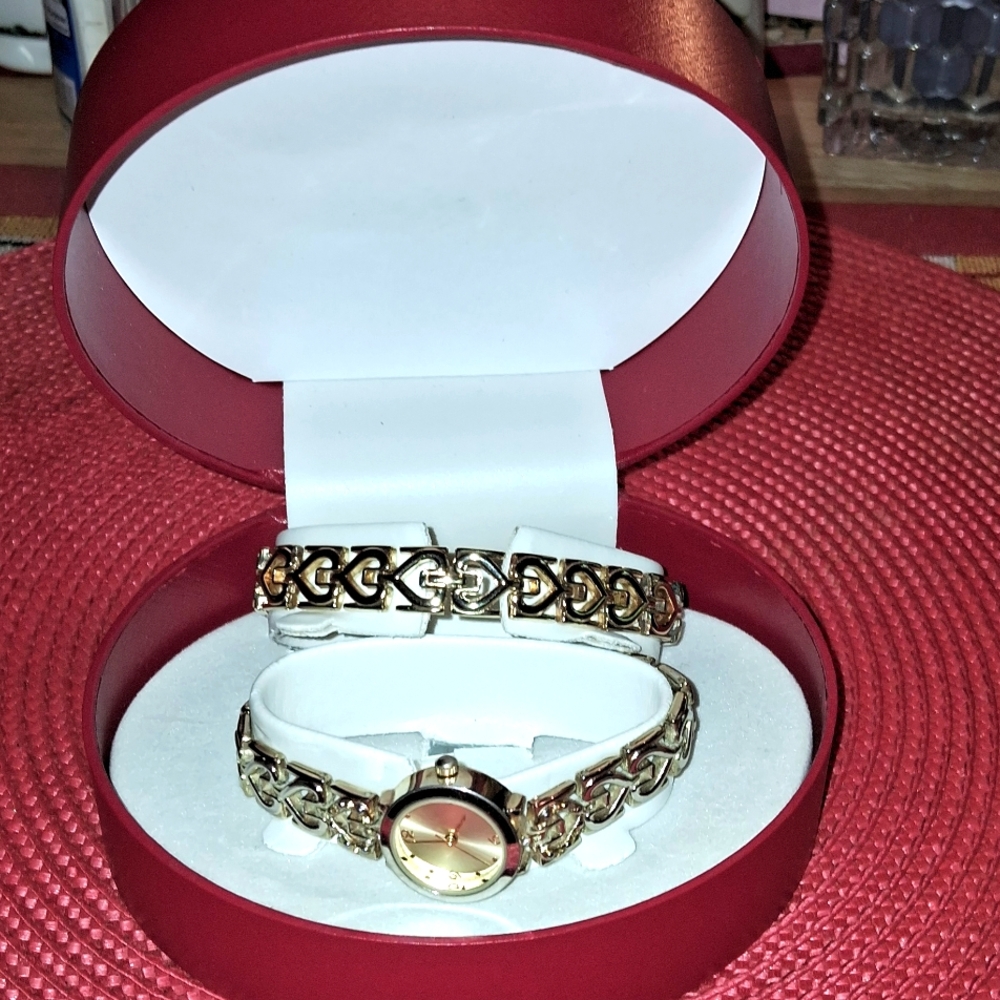 NWOT,Vintage 90's,Lady's,Gold Watch with Second Hand & Matching Gold Bracelet❤️